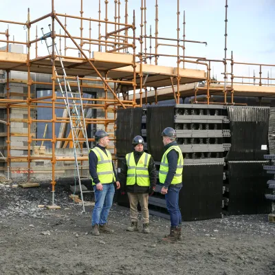 Amvic Ireland  is the largest manufacturer of Insulated Concrete Form (ICF) in the country. Its success has been driven by the growing demand for a high-quality, lightweight solution that delivers strong thermal performance at an affordable cost. But what makes this MMC material stand out in modern construction? 